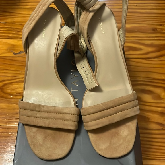 EUC Ann Taylor Rowan suede block heel size 10 - Picture 2 of 6